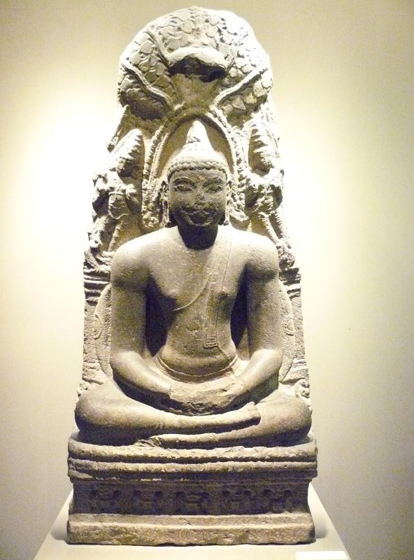 Bức tượng miêu tả Đức Phật thiền định dưới cội bồ-đề